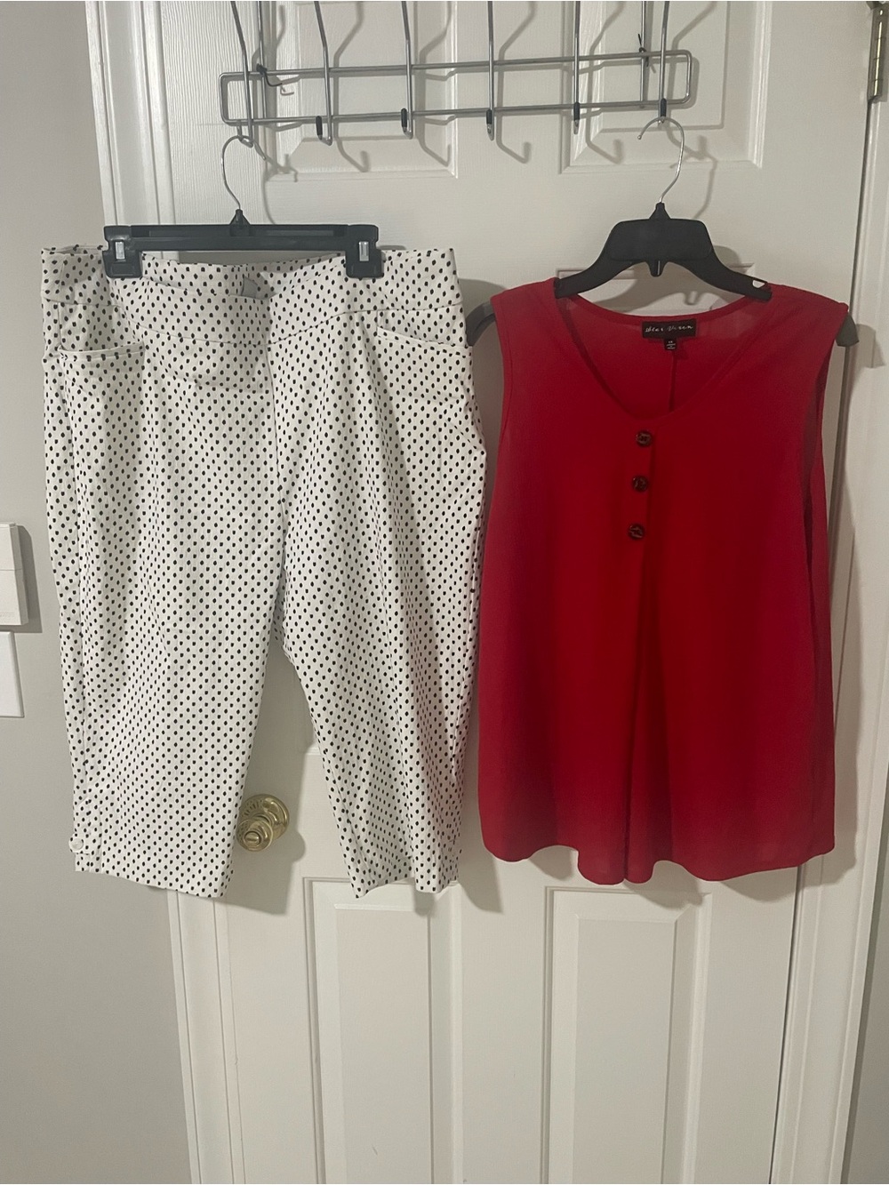 Star vixen Red Sleeveless Blouse - Classic Women's Top 1x with Chicos capris sz4